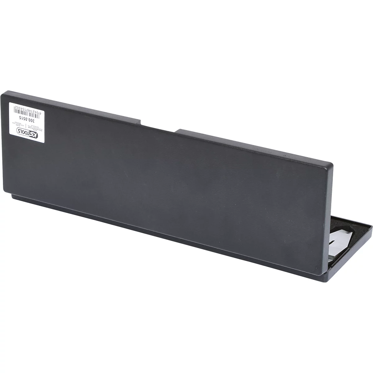 Schwarze Box mit Etikett und teilweise geöffnetem Deckel, Klingen sichtbar.